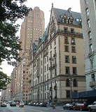 The two arched second-floor windows identify the 2nd-floor Bernstein apartment