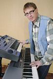 Keyboard player with synthesisers
